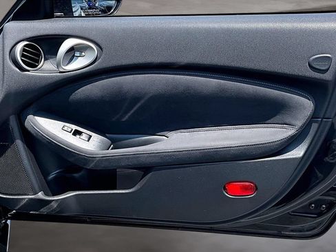 Used 2014 Nissan 370Z Touring RWD image 23