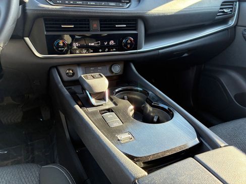 Used 2025 Nissan Rogue SV image 43