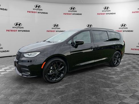 Used 2025 Chrysler Pacifica Limited FWD image 7