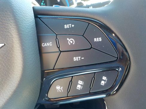 Used 2025 Chrysler Pacifica Premium image 15