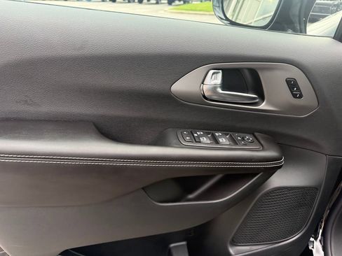 New 2027 Chrysler Pacifica Limited FWD image 5