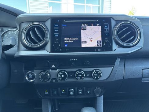 Used 2018 Toyota Tacoma TRD Off-Road w/ Technology Package AWD/4WD image 17