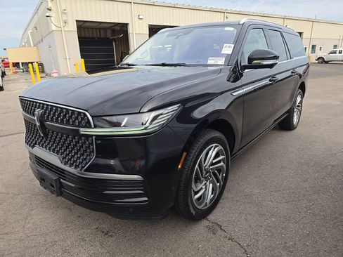 Used 2025 Lincoln Navigator L Reserve AWD/4WD image 3