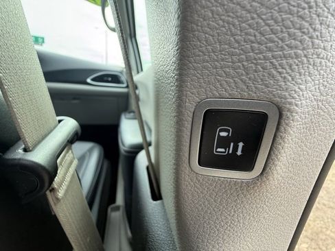 Certified 2024 Chrysler Pacifica Touring-L image 17