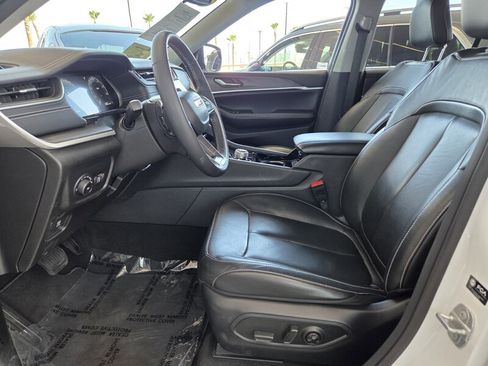 Used 2023 Jeep Grand Cherokee Limited w/ Black Appearance Package AWD/4WD image 13