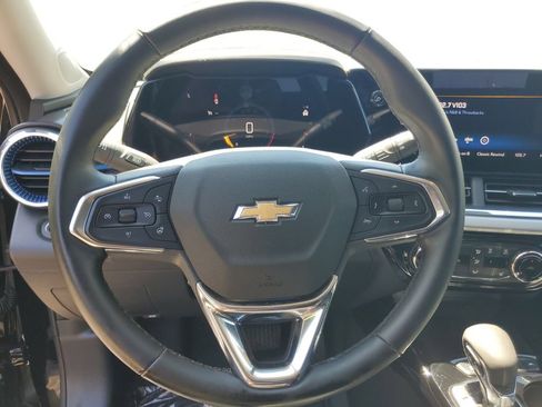 Used 2025 Chevrolet Trax LT w/ LT Convenience Package FWD image 12
