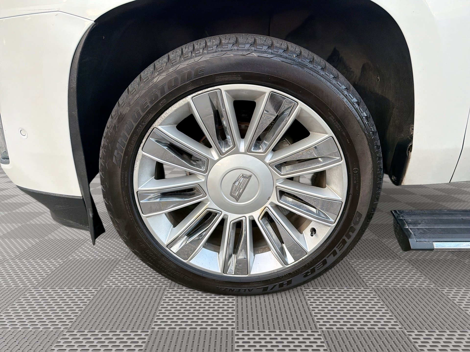 Used 2018 Cadillac Escalade ESV Platinum AWD/4WD image 18
