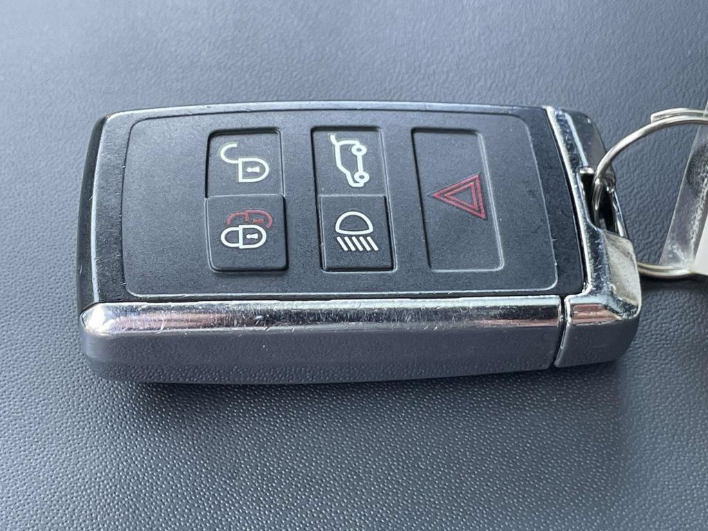 Used 2024 Land Rover Defender 110 X-Dynamic SE AWD/4WD image 32