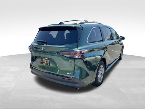 Used 2025 Toyota Sienna XLE image 9