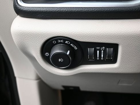 Used 2019 Chrysler Pacifica Limited image 34