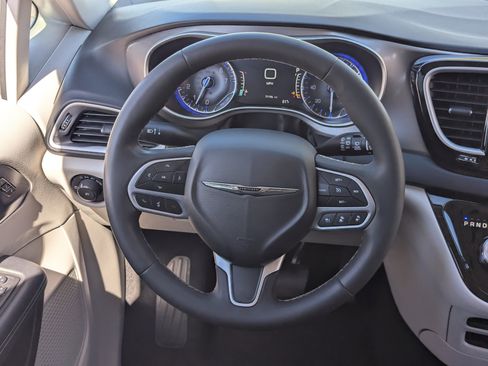 Used 2024 Chrysler Pacifica Touring-L image 16