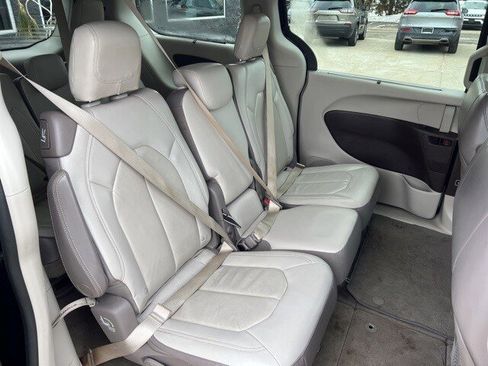 Certified 2017 Chrysler Pacifica Touring-L image 14