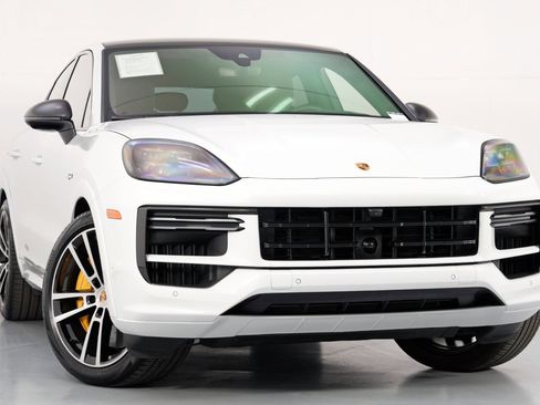 Used 2024 Porsche Cayenne Turbo image 4