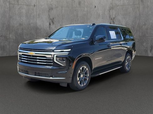 Used 2025 Chevrolet Suburban LT w/ Comfort Package RWD image 3