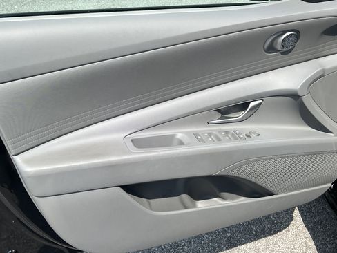 Used 2025 Hyundai Elantra SE image 13