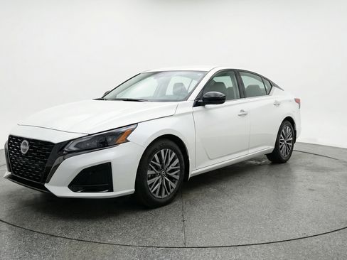 Used 2025 Nissan Altima 2.5 SV image 3