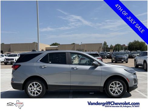 Used 2023 Chevrolet Equinox LT w/ Driver Convenience Package FWD image 3