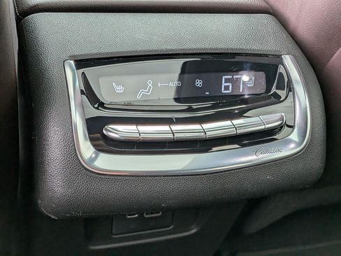 Used 2022 Cadillac XT6 Premium Luxury w/ Technology Package FWD image 17