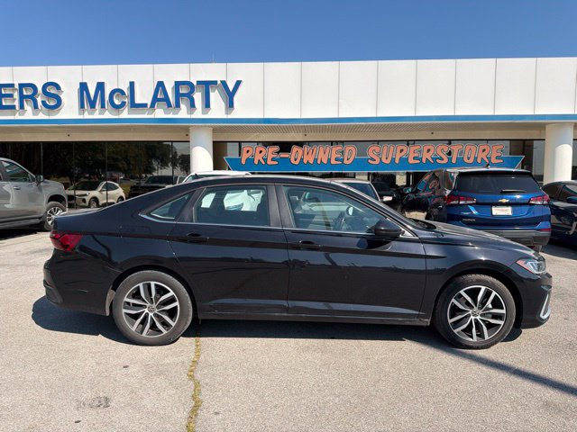 Used 2025 Volkswagen Jetta SE FWD image 2