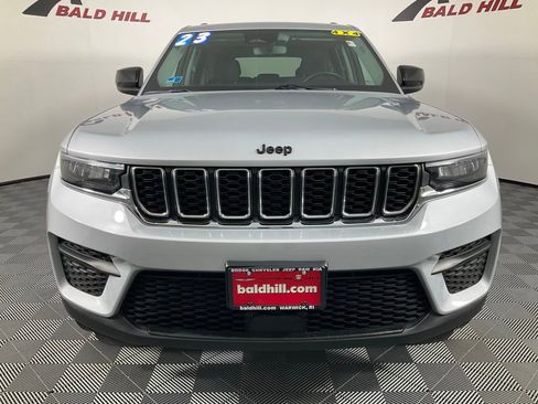 Used 2023 Jeep Grand Cherokee Laredo image 2