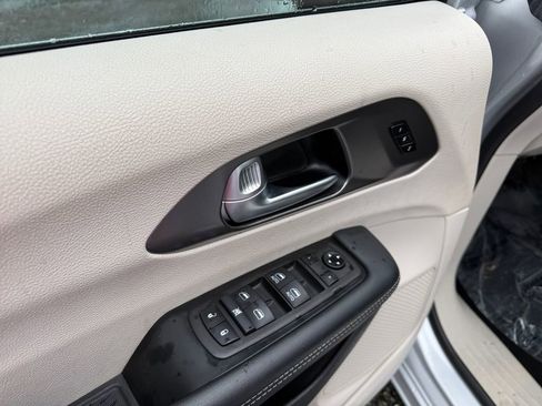 Certified 2024 Chrysler Pacifica Select image 13