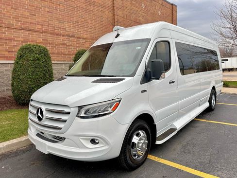 Used 2020 Mercedes-Benz Sprinter 3500 w/ Windows All Around Package image 12