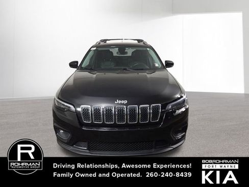 Used 2019 Jeep Cherokee Latitude Plus w/ Comfort/Convenience Group image 3