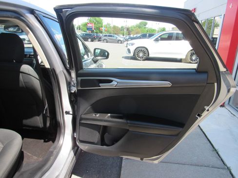 Used 2020 Ford Fusion SE FWD image 12