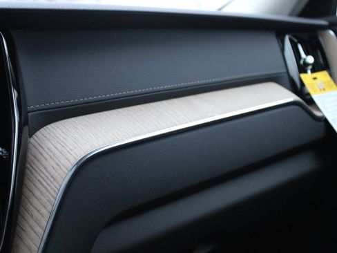 New 2026 Volvo XC60 B5 Ultra w/ Climate Package image 27