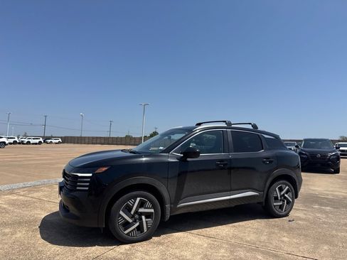 Used 2025 Nissan Kicks SV w/ SV Premium Package FWD image 9