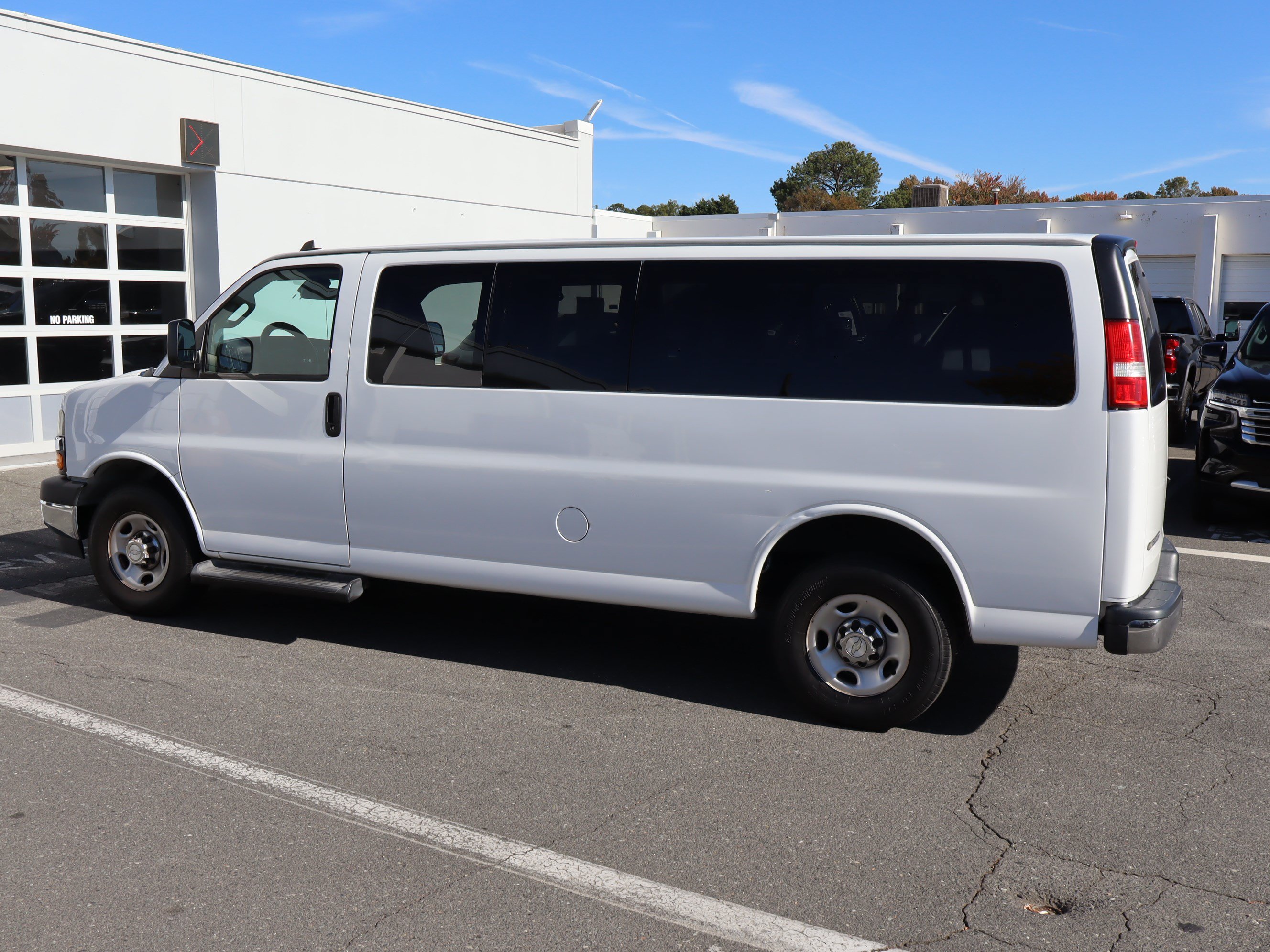 Used 2020 Chevrolet Express 3500 LT w/ LT Preferred Equipment Group RWD image 9