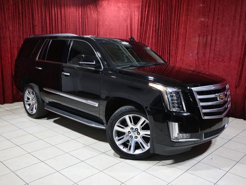 Used 2018 Cadillac Escalade Luxury image 2