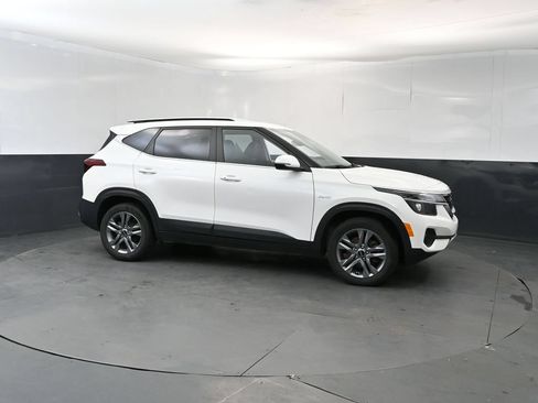 Certified 2023 Kia Seltos S w/ Navigation Package AWD/4WD image 7