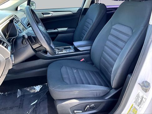 Used 2017 Ford Fusion SE w/ Fusion SE Technology Package FWD image 7