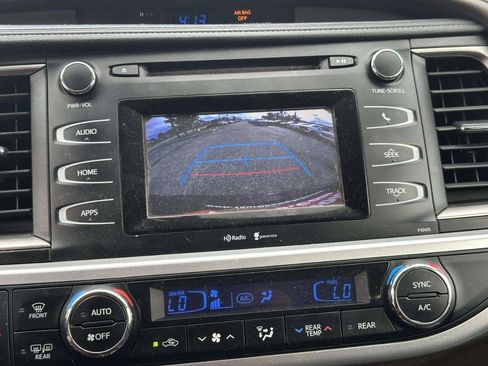 Used 2015 Toyota Highlander Plus AWD/4WD image 32