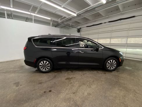 Used 2021 Chrysler Pacifica Touring-L FWD image 7