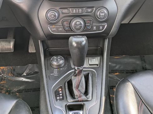 Used 2019 Jeep Cherokee Trailhawk w/ Comfort/Convenience Group image 16