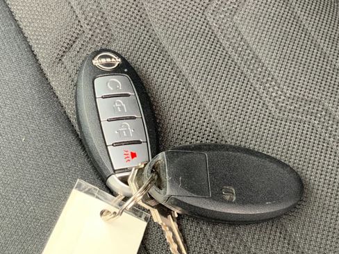 Used 2022 Nissan Frontier PRO-4X w/ Technology Package image 32