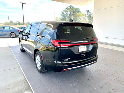 Used 2025 Chrysler Pacifica Select image 7