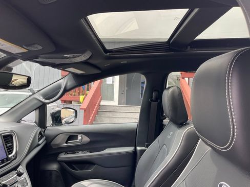 Used 2023 Chrysler Pacifica Limited w/ S Appearance Package FWD image 19