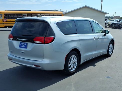 Used 2023 Chrysler Voyager LX FWD image 6