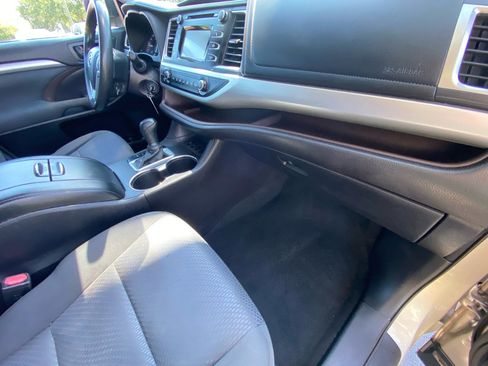 Used 2016 Toyota Highlander LE image 35