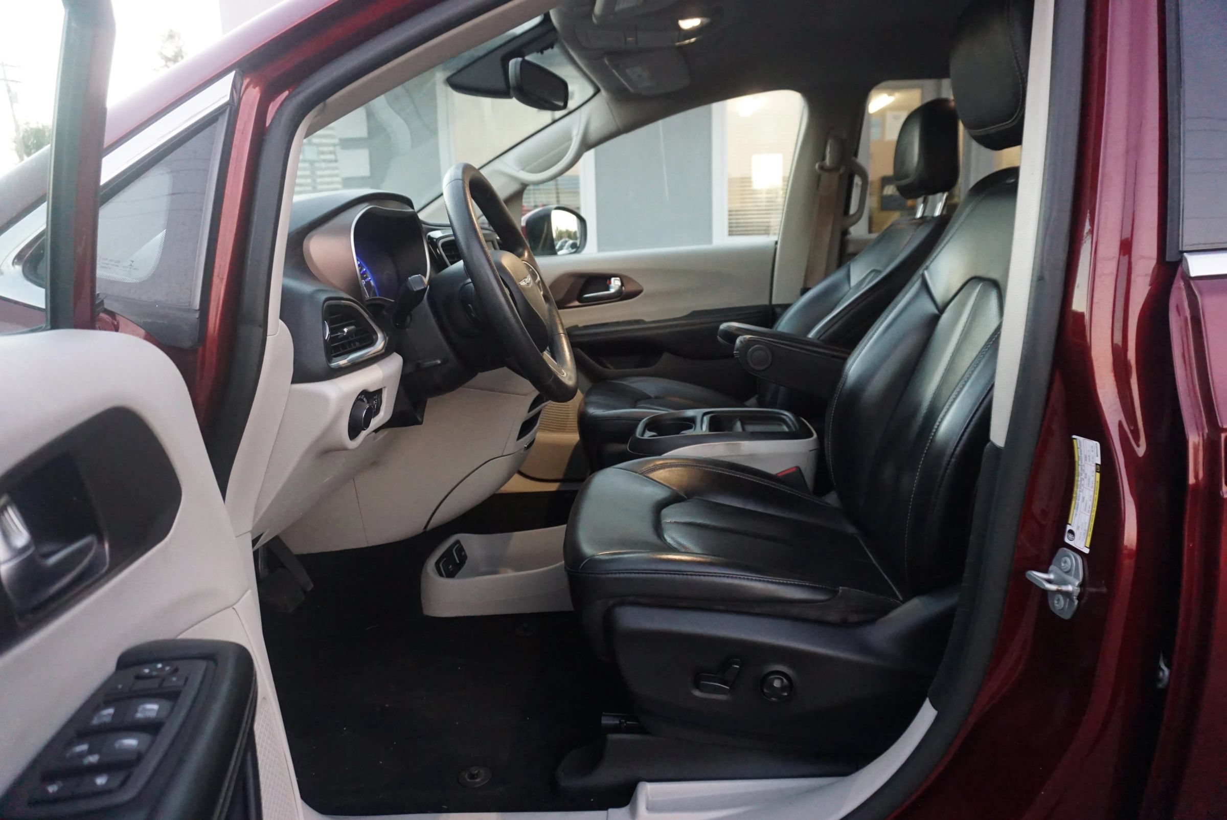 Used 2021 Chrysler Voyager Lxi FWD image 14