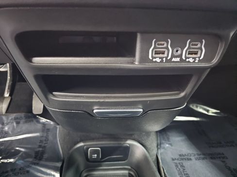 Used 2025 Chrysler Pacifica Select FWD image 24