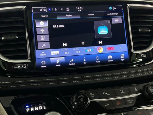 Certified 2024 Chrysler Pacifica Limited image 18