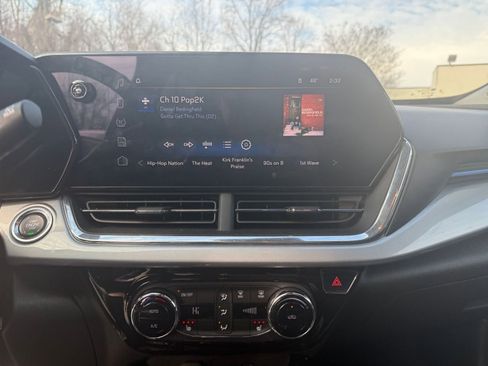 Used 2025 Chevrolet Trax LT w/ LT Convenience Package image 18