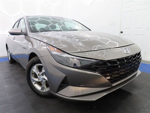 Used 2023 Hyundai Elantra SE FWD image 2
