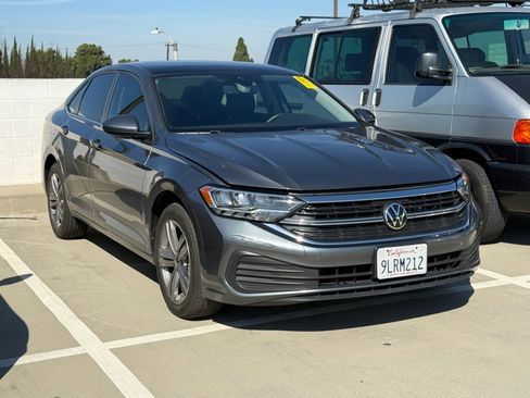 Used 2024 Volkswagen Jetta SE w/ Panoramic Sunroof Package image 3
