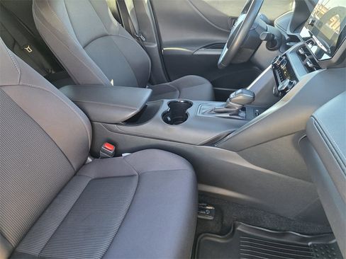Used 2024 Toyota Venza LE image 10