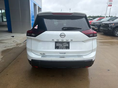 Used 2025 Nissan Rogue SV FWD image 4